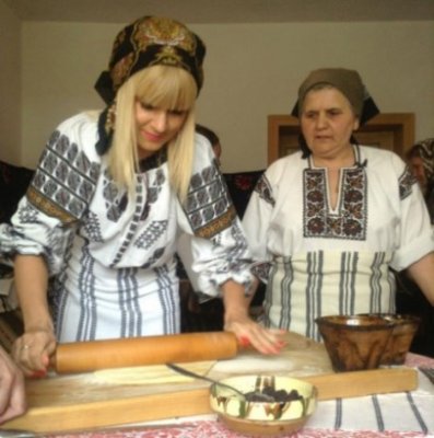Udrea, alături de gospodinele din Bucovina la pregătit cozonaci